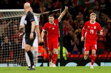 1-4. Sam Vokes celebró el primer gol.