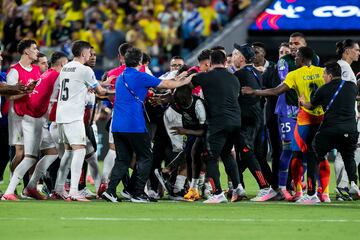 Al final del encuentro entre la selección uruguaya y la selección colombiano se produjeron unos hechos inadmisibles. Jugadores uruguayos se pelearon con aficionados colombianos que se situaban en la grada. Se prevén sanciones ejemplares por parte de Conmebol e incluso involucrando a la FIFA.