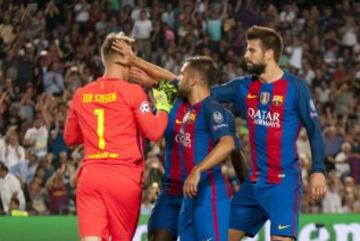 Los jugadores del Barcelona felicitan a Ter Stegen tras la parar el penalti a Dembélé.  