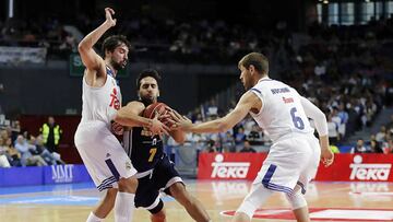 Facundo Campazzo, ante Sergio Llull y Andrés Nocioni.