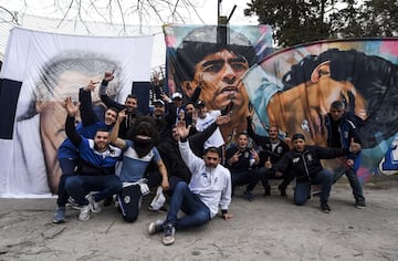 El entrenador argentino volvió al fútbol de su país como nuevo entrenador de Gimnasia La Plata. Los aficionados le aclamaron en el Estadio Juan Carmelo Zerillo..