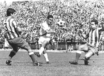 José González De la Vieja, más conocido como Potele, es sinónimo de gol. Es el máximo goleador de la historia de Rayo Vallecano con 67 goles. Fue uno de los protagonistas del primer ascenso a Primera de La Franja. Potele era un jugador rápido, habilidoso, menudo y con un gran olfato de gol. 