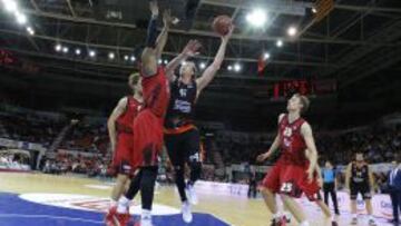 Justin Hamilton trata de anotar.