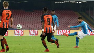 NAPLES, ITALY - NOVEMBER 21: Lorenzo Insigne of Napoli scores his team's opening goal during the UEFA Champions League group F match between SSC Napoli and Shakhtar Donetsk at Stadio San Paolo on November 21, 2017 in Naples, Italy. (Photo by Maurizio Lagana/Getty Images)