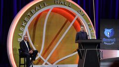 Pau Gasol da su discurso de inscripción al hall of fame del baloncesto. Junto a él se puede observar al exjugador de baloncesto Toni Kukoc, que ejercía como maestro de ceremonias del acto.