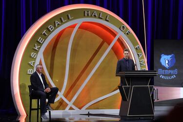 Pau Gasol da su discurso de inscripción al hall of fame del baloncesto. Junto a él se puede observar al exjugador de baloncesto Toni Kukoc, que ejercía como maestro de ceremonias del acto.