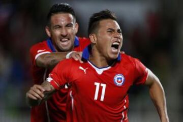 Eduardo Vargas celebra el 1-0 sobre Per&uacute;.