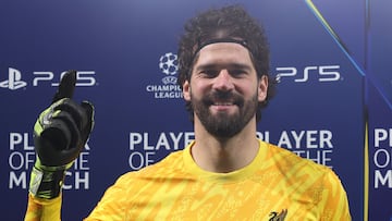 Alisson Becker, jugador del Liverpool, posa con el trofeo de 'MVP del Partido' tras el partido de Champions League ante el PSG.