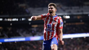 Julián Alvarez celebra su primer gol al Bayer Leverkusen.
