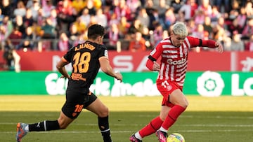 Girona, 05/02/2023. El centrocampista del Valencia, André Almeida (i), disputa un balón con Valery Fernández, delantero del Girona durante el partido de LaLiga Santander que se disputa este domingo entre Girona FC - Valencia CF, en el estadio municipal de Montilivi de Girona. EFE/David Borrat
