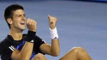 <b>PLETÓRICO.</b> Beso la pista, a sus familiares, tiró su raqueta... Djokovic mostró su felicidad ante su primer título de Grand Slam.