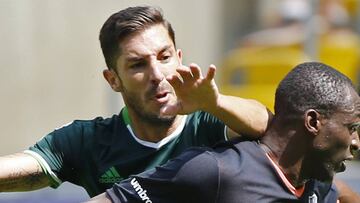 Cejudo disputa un bal&oacute;n con un jugador del Everton durante el partido amistoso disputado entre el Betis y el equipo ingl&eacute;s es Dresde (Alemania).