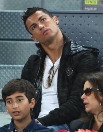 El futbolista portugués del Real Madrid Cristiano Ronaldo presenciando el partido de cuartos de final entre el tenista español Rafa Nadal y el brasileño Joao Souza del Mutua Madrid Open que se disputa en la Caja Mágica