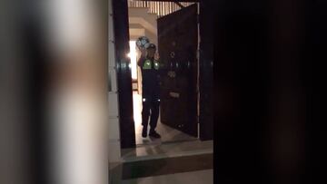 Özil y su amor por el balón del 'hat trick': así entró a su casa