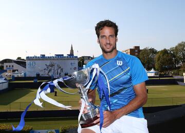El Torneo de Eastbourne, conocido actualmente como AEGON debido a compromisos comerciales, es una competición celebrada tanto a nivel masculino como femenino y de categoría 250. La primera edición masculina tuvo lugar en 1972, pero solo duró dos años. En 2009 volvió a disputarse y así continúa a día de hoy. En el caso femenino es distinto, ya que lleva celebrándose desde 1974 de forma ininterrumpida (a excepción de 1977 y también 2020
por la pandemia). Entre los ganadores, podemos rescatar a dos españoles: Andrés Gimeno en 1972 y Feliciano López en 2014, mientras que en dobles hicieron lo propio Orantes y Gisbert. En el cuadro femenino, Arantxa Sánchez-Vicario y Conchita Martínez llegaron a ser finalistas. En el lado del dobles sí consiguieron el título Nuria Llagostera y María José Martínez en 2012.