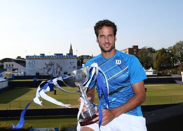 El Torneo de Eastbourne, conocido actualmente como AEGON debido a compromisos comerciales, es una competición celebrada tanto a nivel masculino como femenino y de categoría 250. La primera edición masculina tuvo lugar en 1972, pero solo duró dos años. En 2009 volvió a disputarse y así continúa a día de hoy. En el caso femenino es distinto, ya que lleva celebrándose desde 1974 de forma ininterrumpida (a excepción de 1977 y también 2020
por la pandemia). Entre los ganadores, podemos rescatar a dos españoles: Andrés Gimeno en 1972 y Feliciano López en 2014, mientras que en dobles hicieron lo propio Orantes y Gisbert. En el cuadro femenino, Arantxa Sánchez-Vicario y Conchita Martínez llegaron a ser finalistas. En el lado del dobles sí consiguieron el título Nuria Llagostera y María José Martínez en 2012.