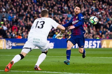 Messi ante Guaita.