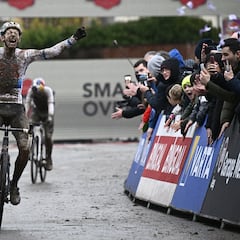 Vanthourenhout supera a un gran Pidcock en el mano a mano
