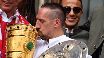 Munich (Germany).- (FILE) - Bayern's Franck Ribery kisses the the DFB Cup trophy during the celebration of FC Bayern Munich winning German championship and DFB Cup 2019 at the Marienplatz square in Munich, Germany, 26 May 2019 (reissued 21 October 2022). Ribery on 21 October 2022 announced his retirement from professional football. (Alemania) EFE/EPA/PHILIPP GUELLAND *** Local Caption *** 55225417