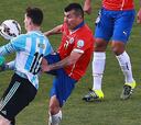 ¡Entró con todo! La recordada patada de Gary Medel a Messi