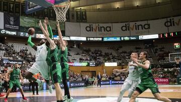 GRA242 BADALONA 29/10/2017.- El pivot sueco del Divina Seguros Joventut Simon Birgander (3i) defiende al pivot nigeriano del Real Betis Energía Plus, Oderah Anosike (2i) durante el partido de la Liga Endesa de baloncesto EFE/Marta Pérez