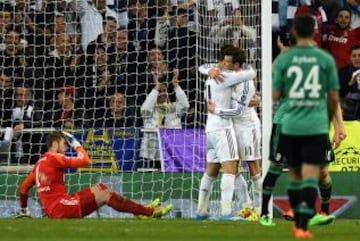 3-1. Morata celebra el tercer tanto con Bale.