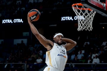 Guerschon Yabusele machaca pasando la mano libre por detrás del cuello en un partido del conjunto blanco ante el Baskonia.