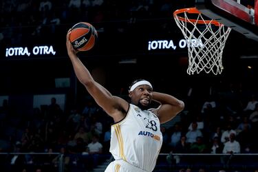 Guerschon Yabusele machaca pasando la mano libre por detrás del cuello en un partido del conjunto blanco ante el Baskonia.