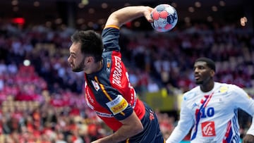 Herning (Denmark), 26/01/2026.- Spain's Ian Tarrafeta in action with France's Dika Mem during the EHF Euro 2026 main round men's handball match between Spain and France at Jyske Bank Boxen in Herning, Denmark, 26 January 2026. (Balonmano, Dinamarca, Francia, España) EFE/EPA/Bo Amstrup DENMARK OUT