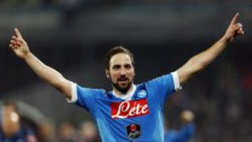 Higuaín celebra un gol con el Nápoles.