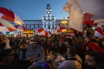 Los hinchas de River se concentraron en la Puerta del Sol antes del partido de mañana.