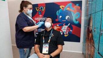 Un periodista se realiza un test de antígenos.