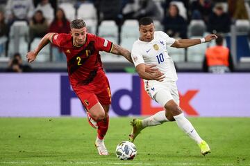 Toby Alderweireld y Kylian Mbappé.