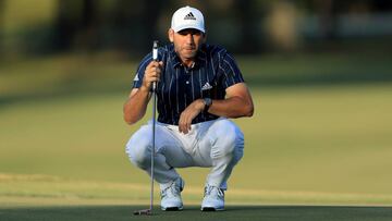 Sergio Garc&iacute;a observa la bola durante la disputa de la &uacute;ltima jornada del Sanderson Farms Championshipen el The Country Club of Jackson de Jackson, Mississippi.