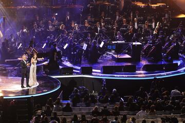 Raphael, Dino Gordillo y Yuri fueron los artistas que destacaron en la segunda noche del Festival de Viña del Mar 2019. 
