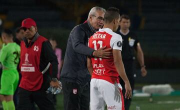 Gregorio Pérez dándole instrucciones al delantero Anderson Plata de Santa Fe.