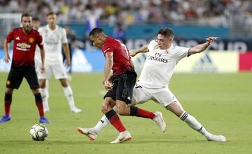 Javi S&aacute;nchez le hace una entrada a Alexis en el Manchester United-Real Madrid de la International Champions Cup de este verano.