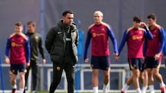 GRAFCAT980. BARCELONA, 07/03/2024.- El entrenador del FC Barcelona, Xavi Hernández, durante el entrenamiento que el equipo azulgrana ha realizado en la ciudad deportiva Joan Gamper para preparar el partido de LaLiga que mañana disputará ante el Mallorca. EFE/Alejandro García
