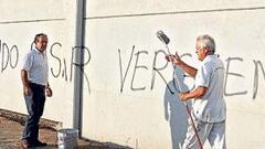 Los empleados del club se apresuraron a borrar las pintadas.