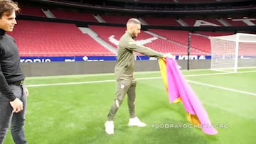 Koke aprende a torear con Gonzalo Caballero en el Wanda Metropolitano