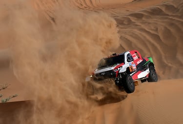 El piloto saudí de Toyota Yazeed al-Rajhi y su copiloto alemán Dirk Von Zitzewitz compiten durante la etapa de hoy.