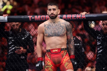 Ilia Topuria subido al octógono listo para pelear por el cinturón de campeón del peso ligero contra su defensor, el brasileño Charles Oliveira.