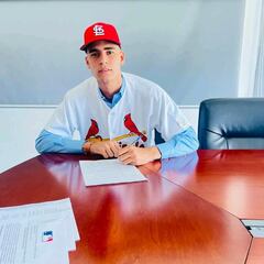 Joven promesa del béisbol cubano es firmado por St. Louis Cardinals de la MLB, apenas tiene 18 años