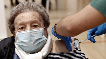 Una enfermera vacuna a una mujer de 103 a&ntilde;os de edad.