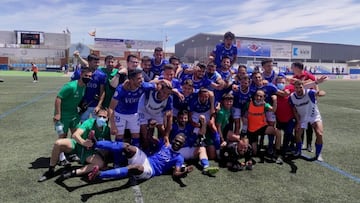 La plantilla del UD Yugo Socuéllamos celebra la permanencia tras golear al Getafe CF "B" (3-0) en el partido correspondiente a la Jornada 7 del Grupo 5-E de Segunda División B, disputado en el estadio Paquito Jiménez.