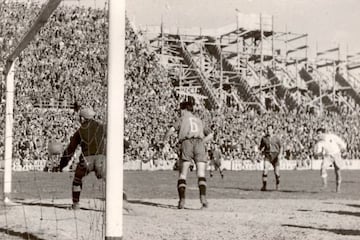 8 de abril de 1951 (Torrero), Zaragoza 4 - Osasuna 2. El primer gol de Hernández. Obsérvese las obras en el nuevo Graderío Este de la General.