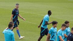 GRAFCAV9340. SAN SEBASTIÁN, 07/09/2022.- El entrenador de la Real Sociedad, Imanol Alguacil, este miércoles durante un entrenamiento previo al partido de Europa League que disputarán mañana ante el Manchester United en Old Trafford. EFE/ Javier Etxezarreta
