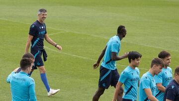 GRAFCAV9340. SAN SEBASTIÁN, 07/09/2022.- El entrenador de la Real Sociedad, Imanol Alguacil, este miércoles durante un entrenamiento previo al partido de Europa League que disputarán mañana ante el Manchester United en Old Trafford. EFE/ Javier Etxezarreta
