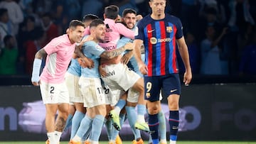 VIGO (PONTEVEDRA), 04/06/2023.- Los jugadores del Celta celebran la permanencia en Primera División, al término del partido de Liga que Celta de Vigo y FC Barcelona han disputado este domingo en el estadio de Balaídos. EFE/Lavandeira