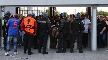 Colas en el acceso al Stade de France para acceder al estadio que han provocado altercados y ha retrasado el inicio de la final de Champions entre el Real Madrid y el Liverpool.